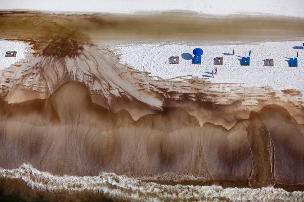 Deepwater Horizon oil on an Alabama beach (photo: Tyrone Turner/National Geographic)