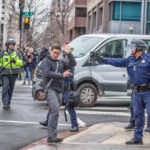 Polisi mengancam fotografer dengan semprotan merica selama protes pelantikan (foto CC: Mobilus of Mobili)