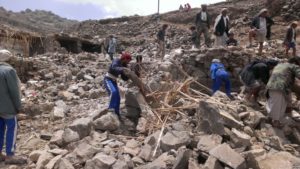 Villagers scour rubble for belongings after Yemen airstrike (photo: A. Mojalli/VOA)